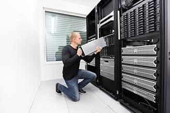 Microsoft Consultant für System Security Services und IT Infrastruktur Instandhaltung im Serverraum.