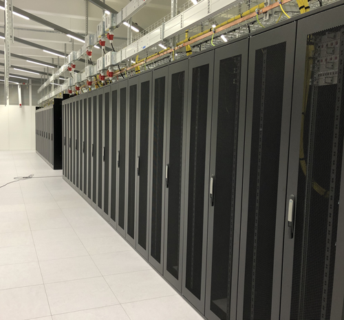 Serverschränke, Netzwerkschränke, 19 Zoll Racks in Reihen bilden den Kaltgang im Rechenzentrum (RZ), Datacenter oder Serverraum